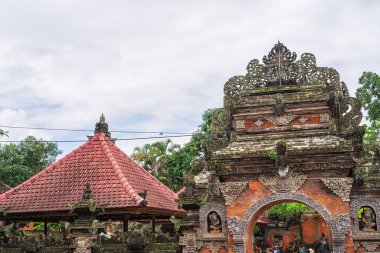 Ubud, Endonezya - 1 Temmuz 2023: Bulutlu Hava 'daki Tarihi Bali Köyü, HDR Görüntü