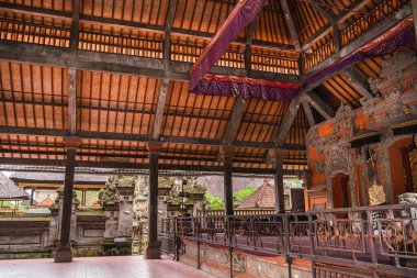 Ubud, Endonezya - 1 Temmuz 2023: Bulutlu Hava 'daki Tarihi Bali Köyü, HDR Görüntü