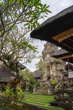 Ubud, Endonezya - 1 Temmuz 2023: Bulutlu Hava 'daki Tarihi Bali Köyü, HDR Görüntü