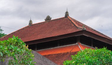 Ubud, Endonezya - 1 Temmuz 2023: Bulutlu Hava 'daki Tarihi Bali Köyü, HDR Görüntü