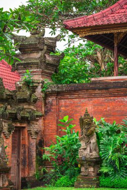 Ubud, Endonezya - 1 Temmuz 2023: Bulutlu Hava 'daki Tarihi Bali Köyü, HDR Görüntü