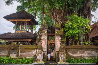 Ubud, Endonezya - 1 Temmuz 2023: Bulutlu Hava 'daki Tarihi Bali Köyü, HDR Görüntü