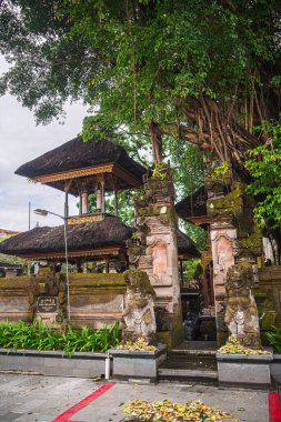 Ubud, Endonezya - 1 Temmuz 2023: Bulutlu Hava 'daki Tarihi Bali Köyü, HDR Görüntü