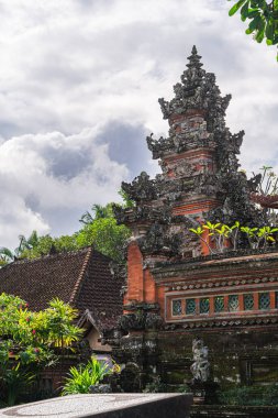 Ubud, Endonezya - 1 Temmuz 2023: Bulutlu Hava 'daki Tarihi Bali Köyü, HDR Görüntü