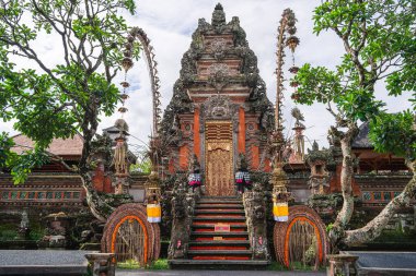 Ubud, Endonezya - 1 Temmuz 2023: Bulutlu Hava 'daki Tarihi Bali Köyü, HDR Görüntü