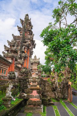 Ubud, Endonezya - 1 Temmuz 2023: Bulutlu Hava 'daki Tarihi Bali Köyü, HDR Görüntü
