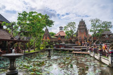 Ubud, Endonezya - 1 Temmuz 2023: Bulutlu Hava 'daki Tarihi Bali Köyü, HDR Görüntü