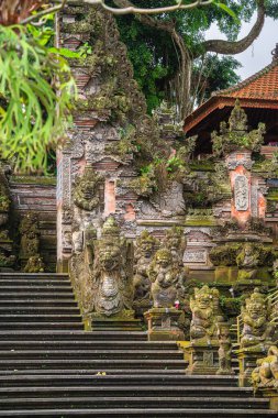 Ubud, Bali, Endonezya - Temmuz 12023: Bulutlu havada tarihi simgeler, HDR Görüntü