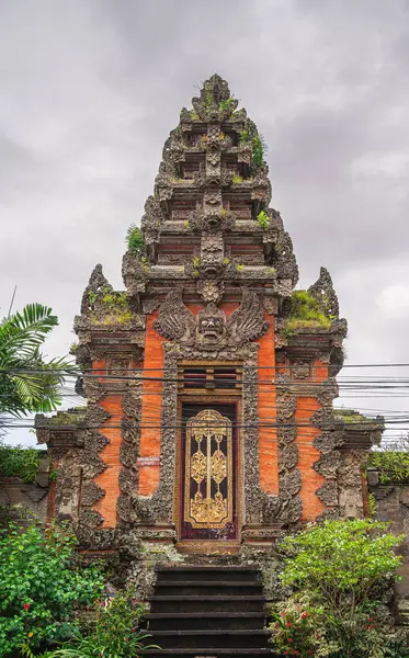 Ubud, Endonezya - 1 Temmuz 2023: Bulutlu Hava 'daki Tarihi Bali Köyü, HDR Görüntü