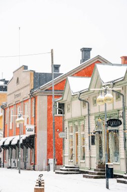 Mariehamn, Aland, Finlandiya - 25 Mart 2023: Karlı havada tarihi kent merkezi
