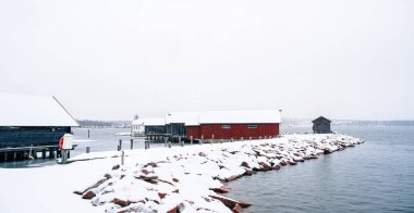 Mariehamn, Aland, Finlandiya - 25 Mart 2023: Karlı havada tarihi kent merkezi