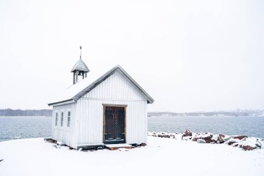 Mariehamn, Aland, Finlandiya - 25 Mart 2023: Karlı havada tarihi kent merkezi