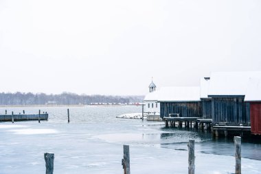 Mariehamn, Aland, Finlandiya - 25 Mart 2023: Karlı havada tarihi kent merkezi