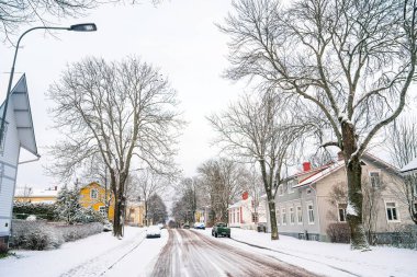 Mariehamn, Aland, Finlandiya - 25 Mart 2023: Karlı havada tarihi kent merkezi
