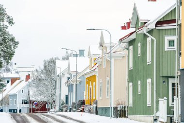 Mariehamn, Aland, Finlandiya - 25 Mart 2023: Karlı havada tarihi kent merkezi