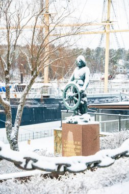 Mariehamn, Aland, Finlandiya - 25 Mart 2023: Karlı havada tarihi kent merkezi