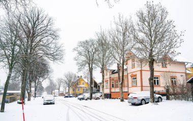 Mariehamn, Aland, Finlandiya - 25 Mart 2023: Karlı havada tarihi kent merkezi