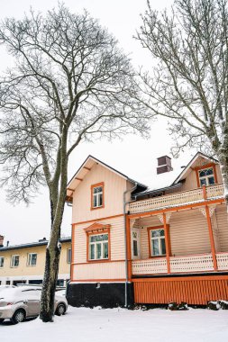 Mariehamn, Aland, Finlandiya - 25 Mart 2023: Karlı havada tarihi kent merkezi