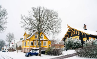 Mariehamn, Aland, Finlandiya - 25 Mart 2023: Karlı havada tarihi kent merkezi