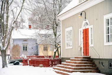 Mariehamn, Aland, Finlandiya - 25 Mart 2023: Karlı havada tarihi kent merkezi