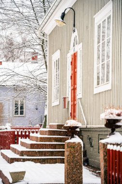 Mariehamn, Aland, Finlandiya - 25 Mart 2023: Karlı havada tarihi kent merkezi