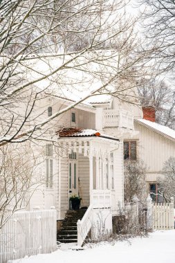 Mariehamn, Aland, Finlandiya - 25 Mart 2023: Karlı havada tarihi kent merkezi