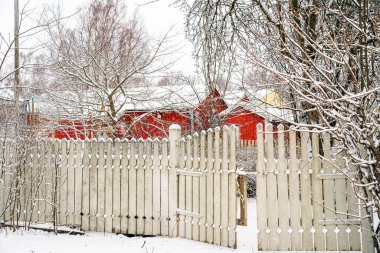 Mariehamn, Aland, Finlandiya - 25 Mart 2023: Karlı havada tarihi kent merkezi