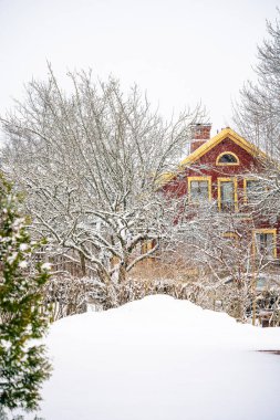 Mariehamn, Aland, Finlandiya - 25 Mart 2023: Karlı havada tarihi kent merkezi