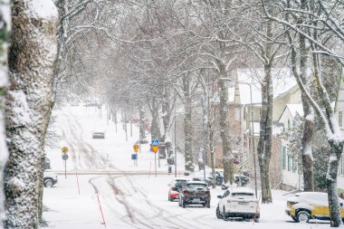 Mariehamn, Aland, Finlandiya - 25 Mart 2023: Karlı havada tarihi kent merkezi