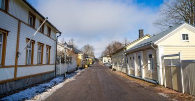 Naantali, Finlandiya - 21 Mart 2023: Kışın tarihi köy, HDR Image
