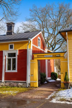 Naantali, Finlandiya - 21 Mart 2023: Kışın tarihi köy, HDR Image