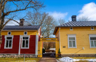 Naantali, Finlandiya - 21 Mart 2023: Kışın tarihi köy, HDR Image