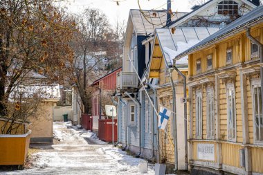 Naantali, Finlandiya - 21 Mart 2023: Kışın tarihi köy, HDR Image