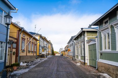 Naantali, Finlandiya - 21 Mart 2023: Kışın tarihi köy, HDR Image