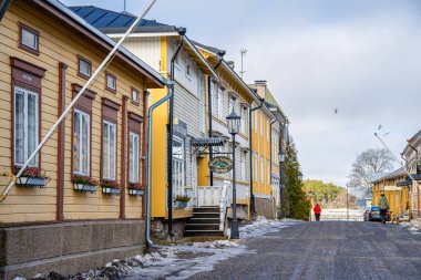 Naantali, Finlandiya - 21 Mart 2023: Kışın tarihi köy, HDR Image