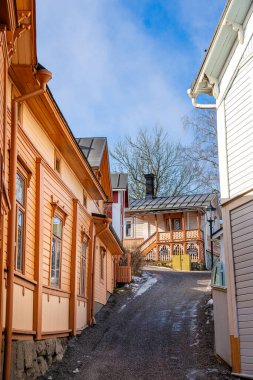 Naantali, Finlandiya - 21 Mart 2023: Kışın tarihi köy, HDR Image