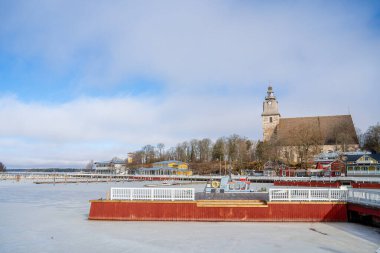 Naantali, Finlandiya - 21 Mart 2023: Kışın tarihi köy, HDR Image