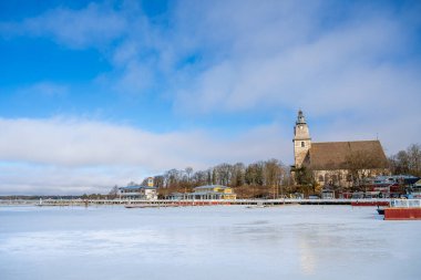 Naantali, Finlandiya - 21 Mart 2023: Kışın tarihi köy, HDR Image