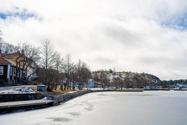 Naantali, Finlandiya - 21 Mart 2023: Kışın tarihi köy, HDR Image