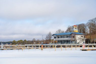 Naantali, Finlandiya - 21 Mart 2023: Kışın tarihi köy, HDR Image