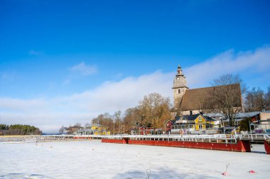 Naantali, Finlandiya - 21 Mart 2023: Kışın tarihi köy, HDR Image