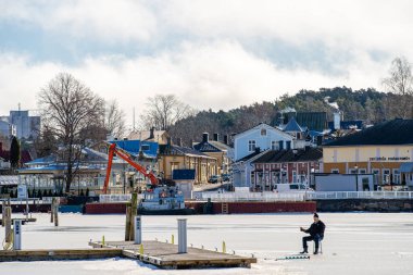 Naantali, Finlandiya - 21 Mart 2023: Kışın tarihi köy, HDR Image