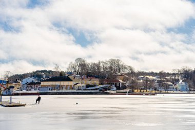 Naantali, Finlandiya - 21 Mart 2023: Kışın tarihi köy, HDR Image