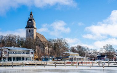 Naantali, Finlandiya - 21 Mart 2023: Kışın tarihi köy, HDR Image