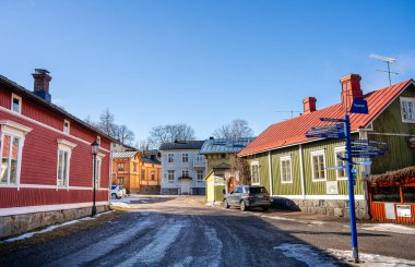 Naantali, Finlandiya - 21 Mart 2023: Kışın tarihi köy, HDR Image