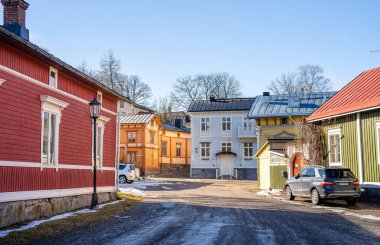 Naantali, Finlandiya - 21 Mart 2023: Kışın tarihi köy, HDR Image