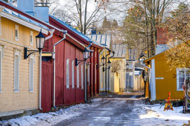 Naantali, Finlandiya - 21 Mart 2023: Kışın tarihi köy, HDR Image