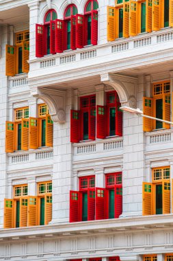 Singapur - 1 Temmuz 2023: Güneşli havada Singapur Şehir Merkezi, HDR Görüntü