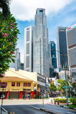 Singapur - 1 Temmuz 2023: Güneşli havada Singapur Şehir Merkezi, HDR Görüntü