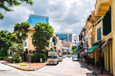 Singapur - 1 Temmuz 2023: Güneşli havada Singapur Şehir Merkezi, HDR Görüntü